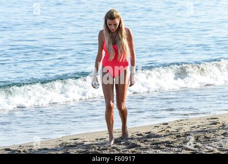 Georgia Kousoulou und Tommy Mallett spielen, um am Strand während Dreharbeiten GEISSENS Marbs in Marbella. Das Paar filmten ein Outtake Baywatch für die Show Featuring: Georgia Kousoulou Where: Malaga, Spanien: 24 Sep 2015 Stockfoto