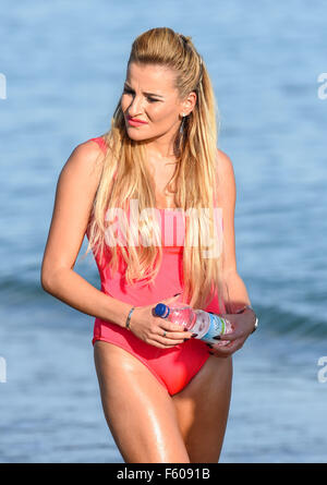 Georgia Kousoulou und Tommy Mallett spielen, um am Strand während Dreharbeiten GEISSENS Marbs in Marbella. Das Paar filmten ein Outtake Baywatch für die Show Featuring: Georgia Kousoulou Where: Malaga, Spanien: 24 Sep 2015 Stockfoto