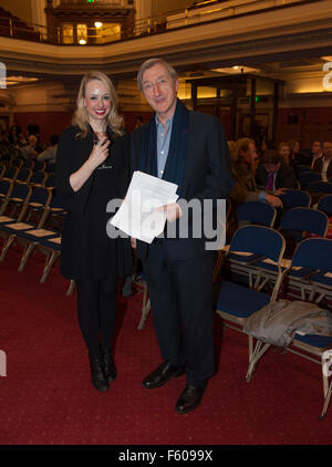 Julian Barnes Nobelpreisträger Daniel Kahneman Autor der Bestseller "Denken schnell und langsam" im Gespräch mit David Baddiel Methodist Central Hall Westminster. Wir feiern mehr er sagte in der Gegenwart zu leben und nicht verunglimpfen die Arten von Menschen, die so tun sollten Menschen mit Demenz Baddiel beobachtet. Stockfoto