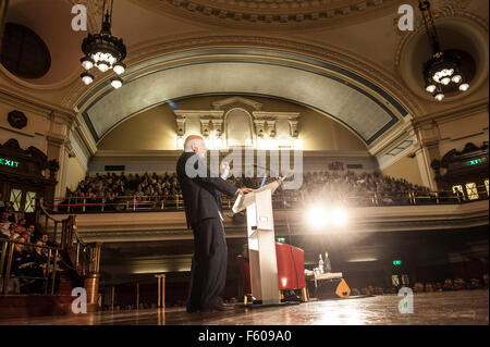 Nobelpreisträger Daniel Kahneman Autor der Bestseller "Denken schnell und langsam" im Gespräch mit David Baddiel Methodist Central Hall Westminster. Wir feiern mehr er sagte in der Gegenwart zu leben und nicht verunglimpfen die Arten von Menschen, die so tun sollten Menschen mit Demenz Baddiel beobachtet. Stockfoto