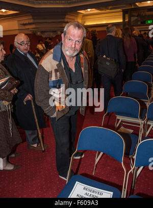 Terry Gilliam Nobel Preisträger Daniel Kahneman Autor der Bestseller "Denken schnell und langsam" im Gespräch mit David Baddiel Methodist Central Hall Westminster. Wir feiern mehr er sagte in der Gegenwart zu leben und nicht verunglimpfen die Arten von Menschen, die so tun sollten Menschen mit Demenz Baddiel beobachtet. Stockfoto