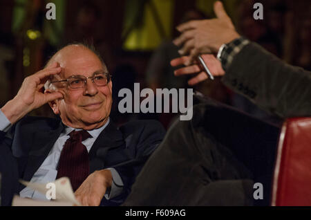 Nobelpreisträger Daniel Kahneman Autor der Bestseller "Denken schnell und langsam" im Gespräch mit David Baddiel Methodist Central Hall Westminster. Wir feiern mehr er sagte in der Gegenwart zu leben und nicht verunglimpfen die Arten von Menschen, die so tun sollten Menschen mit Demenz Baddiel beobachtet. Stockfoto