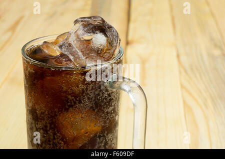 Trinken Sie weiche Soda pop kalte Cola strömenden Tasse Essen Glas Stockfoto