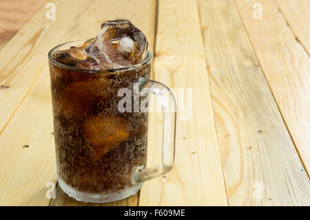 Trinken Sie weiche Soda pop kalte Cola strömenden Tasse Essen Glas Stockfoto