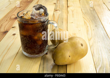 Trinken Sie weiche Soda pop kalte Cola strömenden Tasse Essen Glas Stockfoto