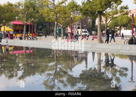 Reflexion von Bäumen auf dem Wasser am Museumplein, vor das Rijksmuseum in Amsterdam, Niederlande. Stockfoto