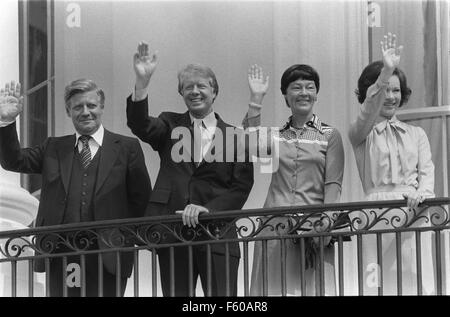 Bundeskanzler Helmut Schmidt (L), seine Frau Hannelore (2. von rechts), US-Präsident Jimmy Carter und seine Frau Rosalynn winken vom Balkon in Washington im Jahr 1977. Stockfoto