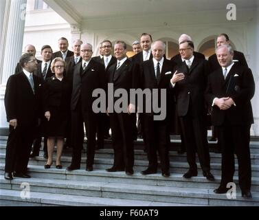 Das erste Kabinett Brandt ist am 22. Oktober 1969 eingeführt: erste Zeile (L-R): Gerhard Jahn (SPD), Käte Strobel (SPD), deutscher Präsident Gustav Heinemann (SPD), deutscher Bundeskanzler Willy Brandt (SPD), Walter Scheel (FDP), Karl Schiller (SPD) und Georg Leber (SPD). Helmut Schmidt (SPD) steht hinter Frau Strobel und Hans-Dietrich Genscher (FDP) hinter Herr Scheel. Stockfoto