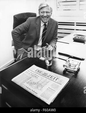 Altkanzler Helmut Schmidt, neue Mitherausgeber der Zeitung "Die Zeit", in seinem Büro am Hamburger Pressehaus am 9. Mai 1983.