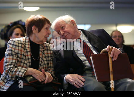 Altkanzler Helmut Schmidt (SPD) und seine Partnerin Ruth Loah nehmen Teil an einer Zeremonie für die Umbenennung von Kirchdorf-Wilhelmburg Highschool (Kiwi), Helmut-Schmidt-Gymnasium am 5. November 2012. Stockfoto