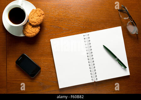 Notebook mit leeren Seiten auf dem Desktop öffnen Stockfoto