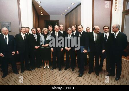 Die Mitglieder des Kabinetts von Bundeskanzler Helmut Schmidt nach Erhalt ihre Zertifikate der Ernennung durch Bundespräsident Karl Carstens am 6. November 1980 (L-R): Egon Franke, Dieter Haack, Hans Apel, Rainer Offergeld, Otto Graf Lambsdorff, Antje Huber, Volker Hauff, Karl Carstens, Jürgen Schmude, Helmut Schmidt, Josef Ertl, Andreas von Bülow, Hans-Dietrich Genscher, Kurt Gscheidle, Herbert Ehrenberg, Gerhart Baum, und Hans Matthöfer Stockfoto