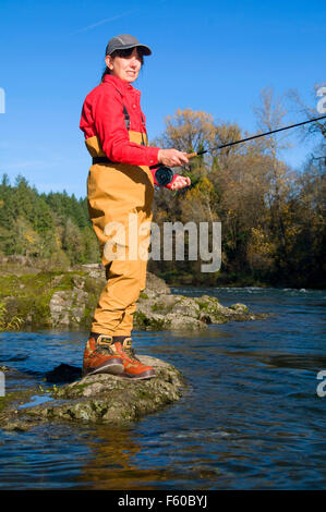 Fliegenfischen auf der McKenzie River, Greenwood Landung County Park Lane County, Oregon Stockfoto
