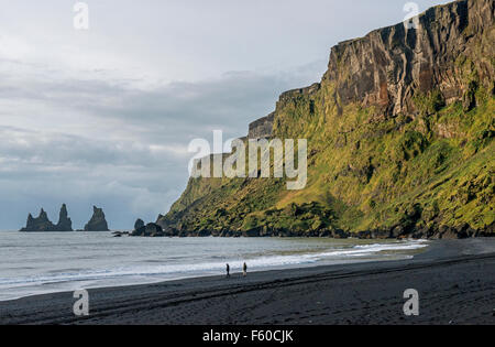 Island, Vik Beach und den Reynisdrangar Felsen aus der Landzunge Stockfoto