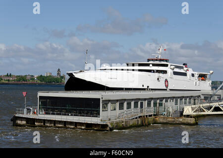 Meer-Katze-Fähre, die dient der Isle Of Man, festgemacht an der Küste von Liverpool, England. Stockfoto