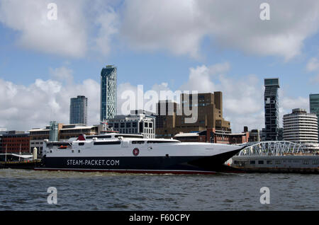 Meer-Katze-Fähre, die dient der Isle Of Man, festgemacht an der Küste von Liverpool, England. Stockfoto