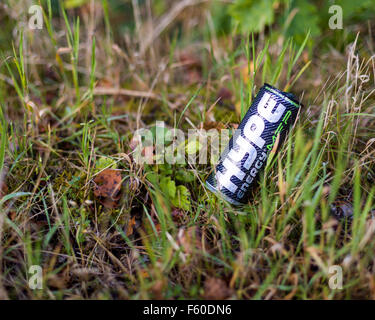 Kann aus Aluminium oder Aluminium Hype maximale Energy Drink Festlegung als Einstreu im Gras Model Release: Nein Property Release verworfen: Nein. Stockfoto