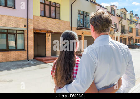 Ehepaar sucht in ihrem neuen Zuhause Stockfoto