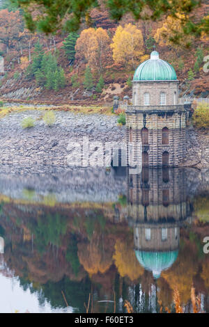 Foel Tower, das Pumpenhaus mit kuppelförmigem, grünem Patina-Kupferdach am Garreg DDU-Staudamm, Elan Valley, Powys, Mid Wales, Großbritannien im November Herbst Stockfoto