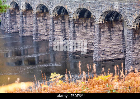 Garreg DDU-Staudamm und Reservoir Viaduct, Elan Valley, Powys, Mid Wales, Großbritannien im November Stockfoto