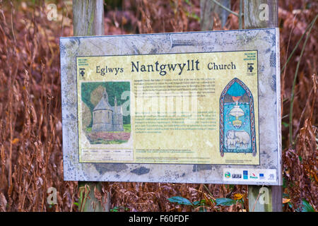 Informationen über Nantgwyllt Kirche in Garreg DDU Dam und Stausee, Elan Valley, Powys, Mid Wales, Großbritannien im November Stockfoto