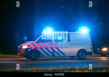 Niederländische Polizeiauto mit Notleuchten Verkehr während eines Autounfalls zu halten. Stockfoto