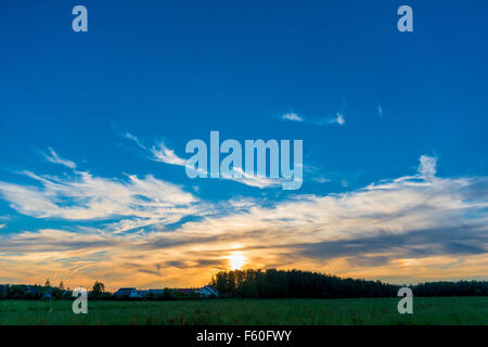schönen Himmel bei Sonnenuntergang über dem Dorf Stockfoto