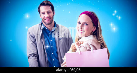 Zusammengesetztes Bild des lächelnden Frau mit Einkaufstasche vor Kasse Stockfoto