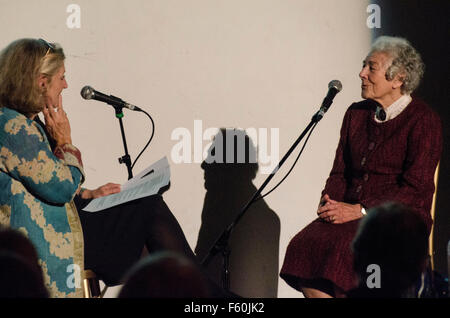 Judith Kerr und Rosie Boycott einer der co-Gründer 5 x 15 vereint fünf herausragende Persönlichkeiten zu erzählen von ihrem Leben, Leidenschaften und Inspirationen. Es gibt nur zwei Regeln - keine Skripte und nur 15 Minuten.  5? 15-Event mit Grayson Perry, Judith Kerr, Horatio Clare, Wendy Cope und Claudia Roden.  5 x 15 vereint fünf herausragende Persönlichkeiten zu erzählen von ihrem Leben, Leidenschaften und Inspirationen. Es gibt nur zwei Regeln - keine Skripte und nur 15 Minuten.   Montag, 7 April @ Tabernakel, London Stockfoto