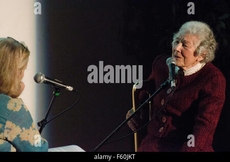 Judith Kerr und Rosie Boycott einer der co-Gründer 5 x 15 vereint fünf herausragende Persönlichkeiten zu erzählen von ihrem Leben, Leidenschaften und Inspirationen. Es gibt nur zwei Regeln - keine Skripte und nur 15 Minuten.  5? 15-Event mit Grayson Perry, Judith Kerr, Horatio Clare, Wendy Cope und Claudia Roden.  5 x 15 vereint fünf herausragende Persönlichkeiten zu erzählen von ihrem Leben, Leidenschaften und Inspirationen. Es gibt nur zwei Regeln - keine Skripte und nur 15 Minuten.   Montag, 7 April @ Tabernakel, London Stockfoto