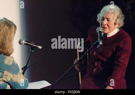 Judith Kerr und Rosie Boycott einer der co-Gründer 5 x 15 vereint fünf herausragende Persönlichkeiten zu erzählen von ihrem Leben, Leidenschaften und Inspirationen. Es gibt nur zwei Regeln - keine Skripte und nur 15 Minuten.  5? 15-Event mit Grayson Perry, Judith Kerr, Horatio Clare, Wendy Cope und Claudia Roden.  5 x 15 vereint fünf herausragende Persönlichkeiten zu erzählen von ihrem Leben, Leidenschaften und Inspirationen. Es gibt nur zwei Regeln - keine Skripte und nur 15 Minuten.   Montag, 7 April @ Tabernakel, London Stockfoto