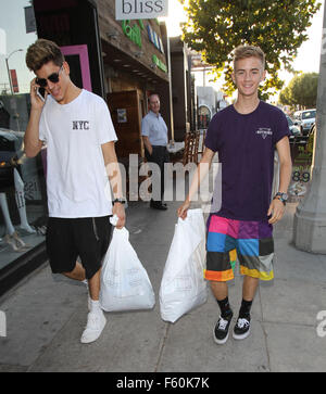 Jack Johnson und Jack Gilinsky, besser bekannt als American Pop-Rap-Duo Jack & Jack, auf der Melrose Avenue Hollywood mit einkaufen gehen: Jack Johnson, Jack Gilinsky, Jack & Jack Where: Los Angeles, California, Vereinigte Staaten von Amerika als: 24 Sep 2015 Stockfoto