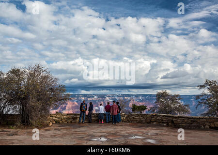 Grand Canyon National Park, Arizona - Touristen in einer frühen Morgen Ansicht des Grand Canyon vom Südrand. Stockfoto