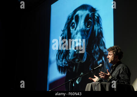 Thomas Heatherwick feierte UK Architekt und Designer entworfen, die 2012 Olympischen Kessel. Thomas ist ein Honorary Fellow der RIBA und Senior Fellow des Royal College of Art. Heatherwick Studio Kunden zählen: Bauträger, öffentlich Gesellschaften mit beschränkter Haftung, Staatsfonds, Religionsgemeinschaften, die britische Regierung, Kommunen, Stiftungen, eine Schule, ein Krankenhaus, ein Gepäck-Unternehmen, landete Estates, Museen und Privatpersonen.  Im Bild auf 5 x 15 Veranstaltung The Tabernacle, West London. Gastredner. Stockfoto