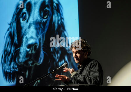 Thomas Heatherwick feierte UK Architekt und Designer entworfen, die 2012 Olympischen Kessel. Thomas ist ein Honorary Fellow der RIBA und Senior Fellow des Royal College of Art. Heatherwick Studio Kunden zählen: Bauträger, öffentlich Gesellschaften mit beschränkter Haftung, Staatsfonds, Religionsgemeinschaften, die britische Regierung, Kommunen, Stiftungen, eine Schule, ein Krankenhaus, ein Gepäck-Unternehmen, landete Estates, Museen und Privatpersonen.  Im Bild auf 5 x 15 Veranstaltung The Tabernacle, West London. Gastredner. Stockfoto