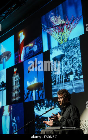 Thomas Heatherwick feierte UK Architekt und Designer entworfen, die 2012 Olympischen Kessel. Thomas ist ein Honorary Fellow der RIBA und Senior Fellow des Royal College of Art. Heatherwick Studio Kunden zählen: Bauträger, öffentlich Gesellschaften mit beschränkter Haftung, Staatsfonds, Religionsgemeinschaften, die britische Regierung, Kommunen, Stiftungen, eine Schule, ein Krankenhaus, ein Gepäck-Unternehmen, landete Estates, Museen und Privatpersonen.  Im Bild auf 5 x 15 Veranstaltung The Tabernacle, West London. Gastredner. Stockfoto