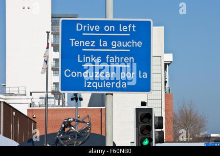 Wegweiser mit Informationen in mehreren Sprachen, die Information der Fahrer auf der linken Seite fahren in der Nähe von Hafen von Poole, Dorset, England, Europa. Stockfoto