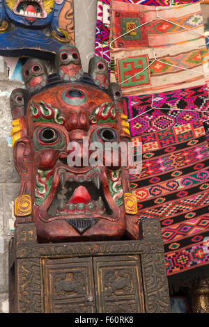 Indien, Himachal Pradesh, Spiti, Kaza, La Darcha Festival Markt, Handwerk Stall Tsechu Cham Tanz Maske Stockfoto