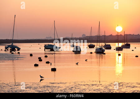 Bei Sonnenuntergang Blick vom Strandhütten am Mudeford von Christchurch Harbour in der Nähe von Poole, Dorset, England, Europa. Die Hütten sind sehr teuer Eigenschaften, die selten auf den Markt kommen. Im März 2012 als Foto, Hütte Nummer 246 auf Verkauf für £145.000 war. Das Anwesen wurde von Immobilienbüro Denisons vermarktet und war teurer als ein Nachbargrundstück, die für £126.000 verkauft, wie Hütte 246 verfügt über ein Zwischengeschoss Schlafbereich. Foto Stockfoto