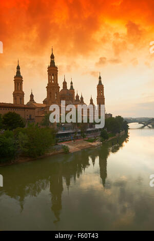 Basilika unserer lieben Frau von der Säule und dem Fluss Ebro, Zaragoza, Aragon, Spanien. Stockfoto