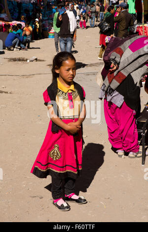 Indien, Himachal Pradesh, Spiti, Kaza, Neustadt Basar, einheimisches Mädchen, gekleidet in beste Kleidung für La Darcha Festival Stockfoto