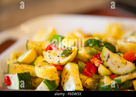 Tätig in Schüssel mit herbed Zucchini und gelbe Zucchini mit Paprika Stockfoto