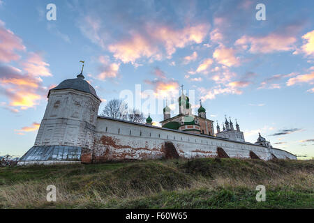 Pereslawl-Salesskij, Russland-3. November 2015: Gorizkij Kloster Mariä. Schauen Sie auf der nordöstlich Wachturm. Stockfoto
