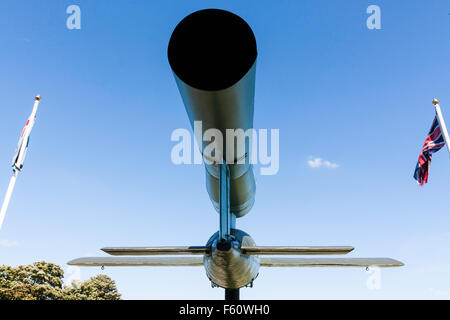 Weltkrieg zwei, Deutsch V1 fliegende Bombe. Rückansicht Trail und Abgas-rakete für die schmidr, Argus engine, gegen Sommer blauer Himmel Stockfoto