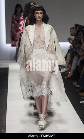 Mailand Fashion Week Frühjahr/Sommer 2016 - Ermanno Scervino - Laufsteg mit: Wo Modell: Mailand, Italien bei: 26 Sep 2015 Stockfoto