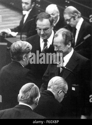 Datei - Datei Bild datiert 15. Dezember 1976 zeigt SPD Parteichef Willy Brandt (r) und neue Oppositionsführer Helmut Kohl (CDU, zurück) gratulierte Helmut Schmidt (l), zu seiner Wahl als Bundeskanzler in Bonn, Deutschland. SPD-Fraktion-Chef Herbert Wehner ist auf der rechten unteren Ecke. : Bildnachweis EGON STEINER/DPA: Dpa picture-Alliance/Alamy Live News Stockfoto