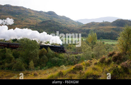 Der Jacobite Dampfzug geht über das Glenfinnan-Viadukt. Stockfoto