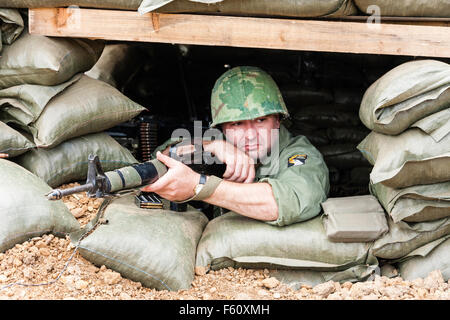 Vietnamkrieg 'Rolling Thunder' Re-enactment. US Marine in Bunker, stützte sich auf M16-Gewehr, mit gelangweilter Gesichtsausdruck während auf Wache. Zeigt. Stockfoto