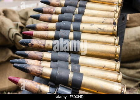 Gürtel der Maschinengewehr-Kugeln, jede fünfte eine rot-bestückte panzerbrechende Brandsätze Tracer Runde (M20), vier zu eins Tracer. Stockfoto