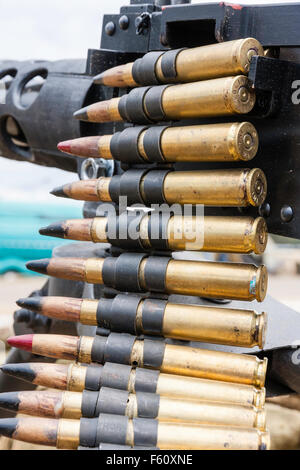 Nahaufnahme von Machine Gun Munition Gürtel mit Gewehrkugeln in Kammer mit Maschinengewehr und nach unten hängen, ein Tracer, M20, auf alle vier normale Runden. Stockfoto